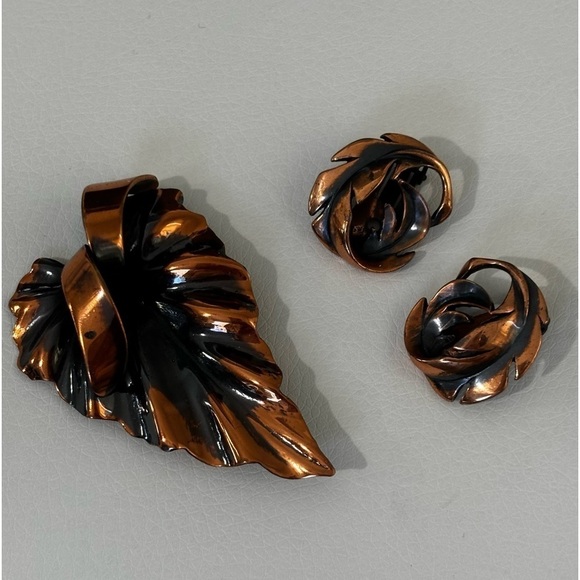 Vintage copper tone brooch and Avon clip on earrings - Picture 2 of 9